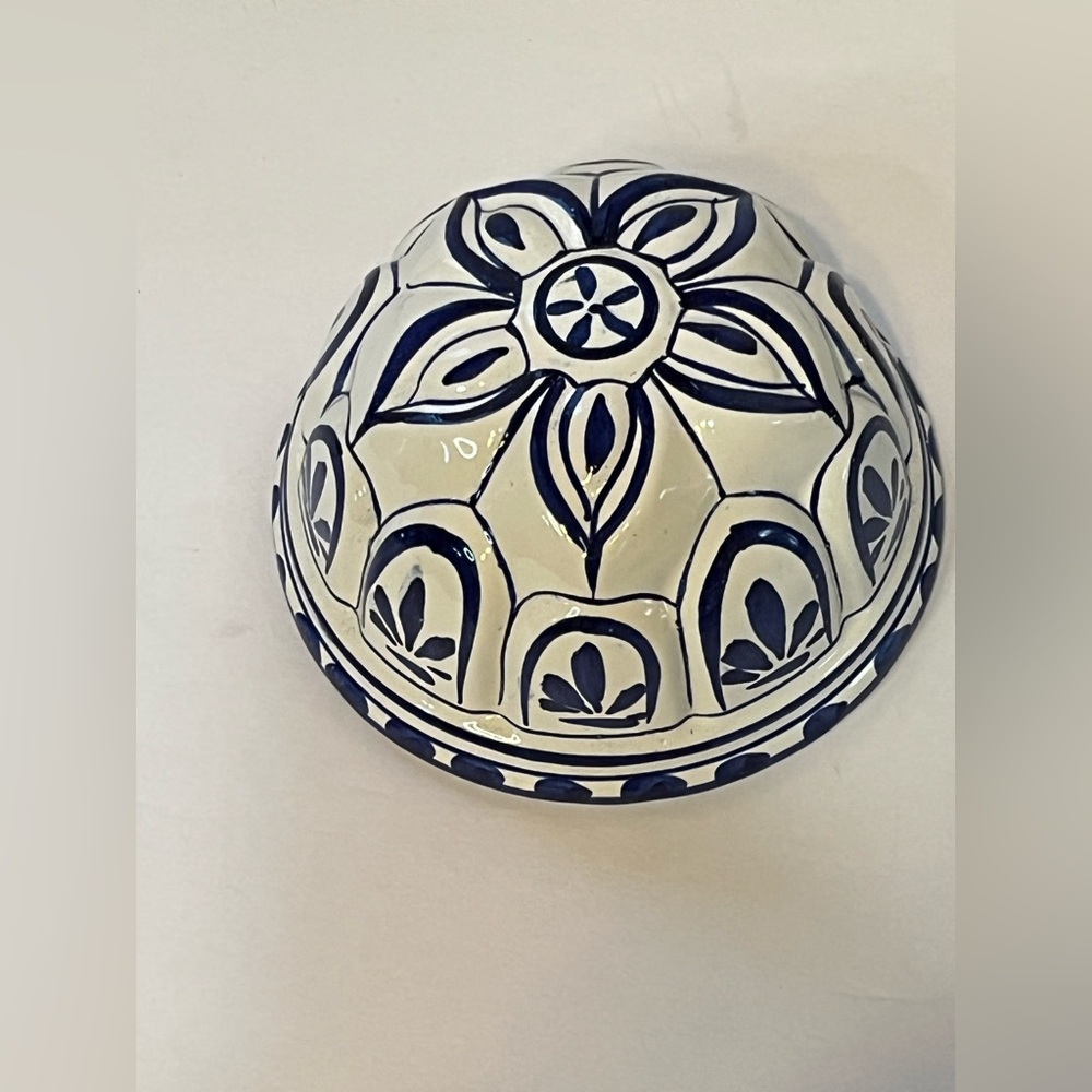 VTG ABC Bassano ceramic mold, hand-painted white with a blue floral design